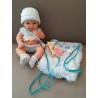Baby recién nacido con mochila azul